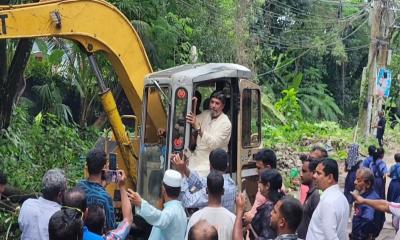 ড্রেনেজ উন্নয়নে মাদারীপুরে খাল খনন কার্যক্রম পরিদর্শন