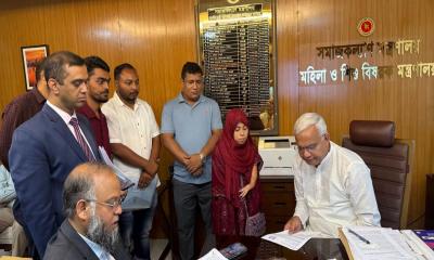 দুই হাত ছাড়াই স্বপ্নজয়, সহকারী শিক্ষক হিসেবে নিয়োগ পেলেন নিলা
