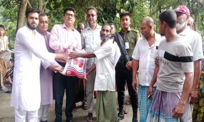 টুঙ্গিপাড়ায় ১০০ বন্যার্ত পরিবারের মাঝে উপজেলা প্রশাসনের ত্রাণ বিতরণ