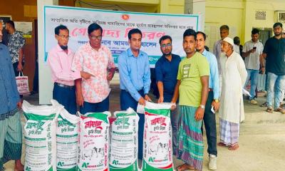 সন্দ্বীপে বন্যায় ক্ষতিগ্রস্ত খামারিদের মাঝে গোখাদ্য বিতরণ