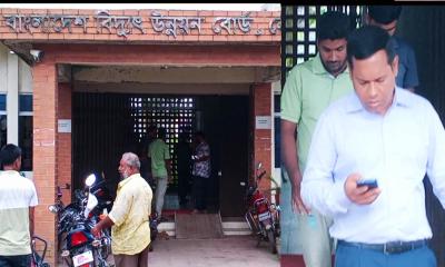 নেত্রকোণায় তীব্র গরমে ও অতিষ্ঠ লোডশেডিংয়ে বিপর্যস্ত জনজীবন