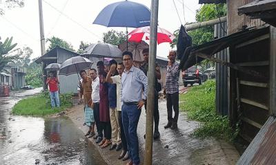 টুঙ্গিপাড়ায় জলাবদ্ধতায় ক্ষতিগ্রস্ত ১১ পরিবার পেল ত্রাণ, পানি নিষ্কাশনের আশ্বাস ইউএনওর
