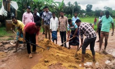 মাটিরাঙ্গায় টানা বর্ষণে ক্ষতিগ্রস্ত গোমতি সড়ক মেরামত করলো বিএনপি, স্বস্তি গোমতীবাসীর