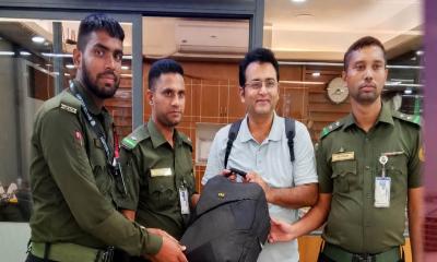 আনসার সদস্যদের সততায় বিমানবন্দরে হারানো ব্যাগ ফেরত পেলেন প্রবাসী