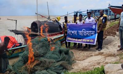 দৌলতদিয়ায় পদ্মায় অভিযান: লক্ষাধিক টাকার চায়না দুয়াড়ি জাল জব্দ ও পুড়িয়ে ধ্বংস