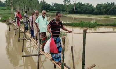 সখীপুরে বাঁশের সাঁকোতেই পারাপার দুই গ্রামের মানুষের 