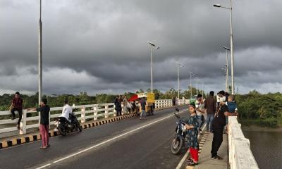 কৈয়গ্রাম ব্রিজে বাড়ছে দর্শনার্থী, চাঙ্গা নেহারি-পরোটার দোকান