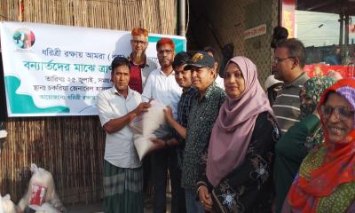 চকরিয়ায় ধরা’র উদ্যোগে বন্যার্তদের মাঝে ত্রাণ বিতরণ