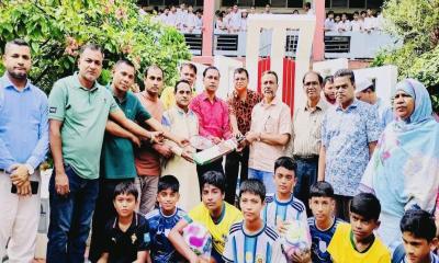 রাহাত আলী উচ্চ বিদ্যালয়ে প্রাক্তন শিক্ষার্থীদের ক্রীড়া সামগ্রী উপহার