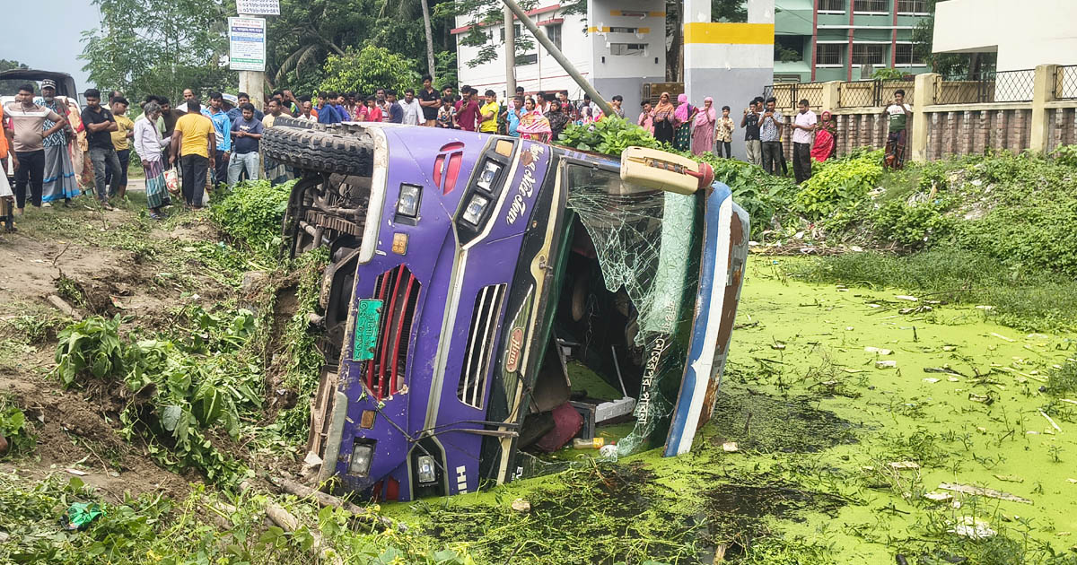 মেহেরপুরে ট্রাকের সাথে সংঘর্ষ এড়াতে বাস উল্টে খাদে, আহত ১৫