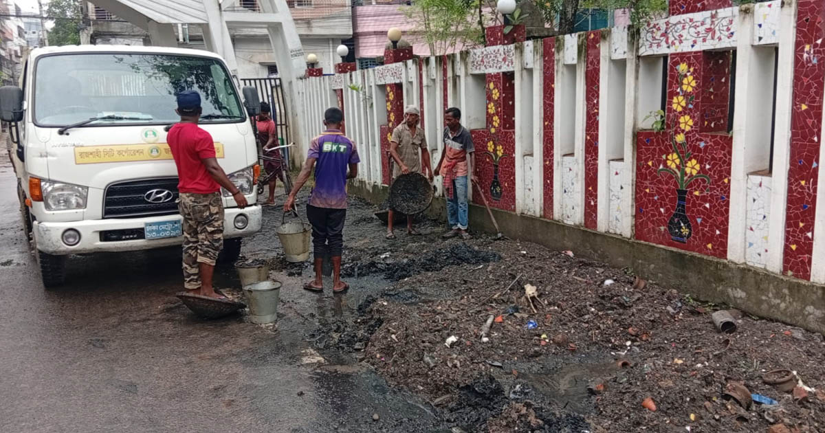 রাসিক প্রশাসকের নির্দেশনায় ওয়ার্ড পর্যায়ে ড্রেনের কাদামাটি অপসারণ কার্যক্রম অব্যাহত
