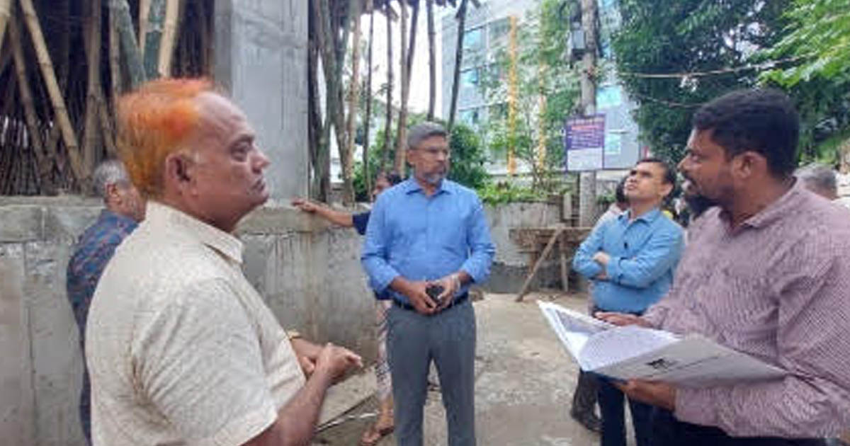 রাস্তা দখল করে ভবন নির্মাণের অভিযোগ, ঘটনাস্থল পরিদর্শনে আরডিএ চেয়ারম্যান