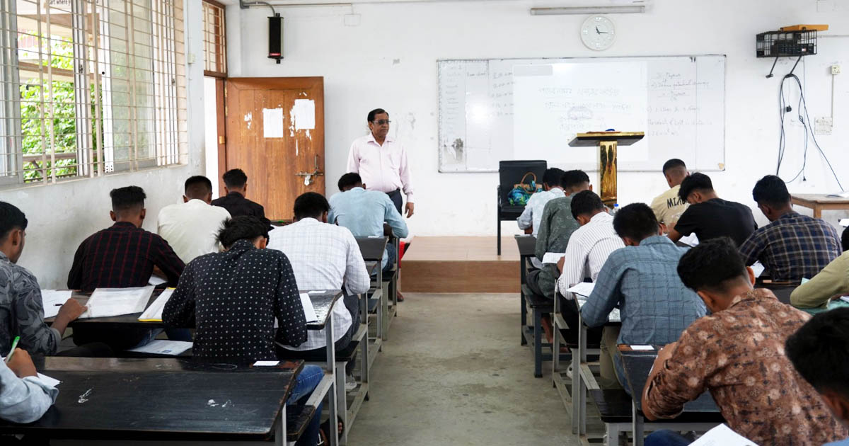 কঠোর নজরদারির মধ্যে ফায়ারফাইটার পদের লিখিত পরীক্ষা সম্পন্ন