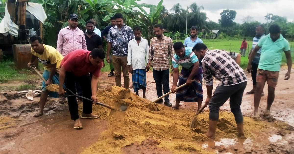 মাটিরাঙ্গায় টানা বর্ষণে ক্ষতিগ্রস্ত গোমতি সড়ক মেরামত করলো বিএনপি, স্বস্তি গোমতীবাসীর