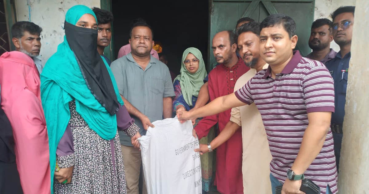 মাটিরাঙ্গায় ক্ষতিগ্রস্ত ও কর্মহীন ৭০ পরিবার পেল প্রধানমন্ত্রীর চাল