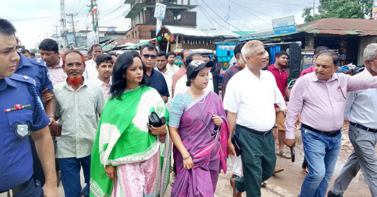 কোটবাজারে যানজট-ফুটপাত দখলমুক্তে মাঠে ইউএনও পান্না আক্তার