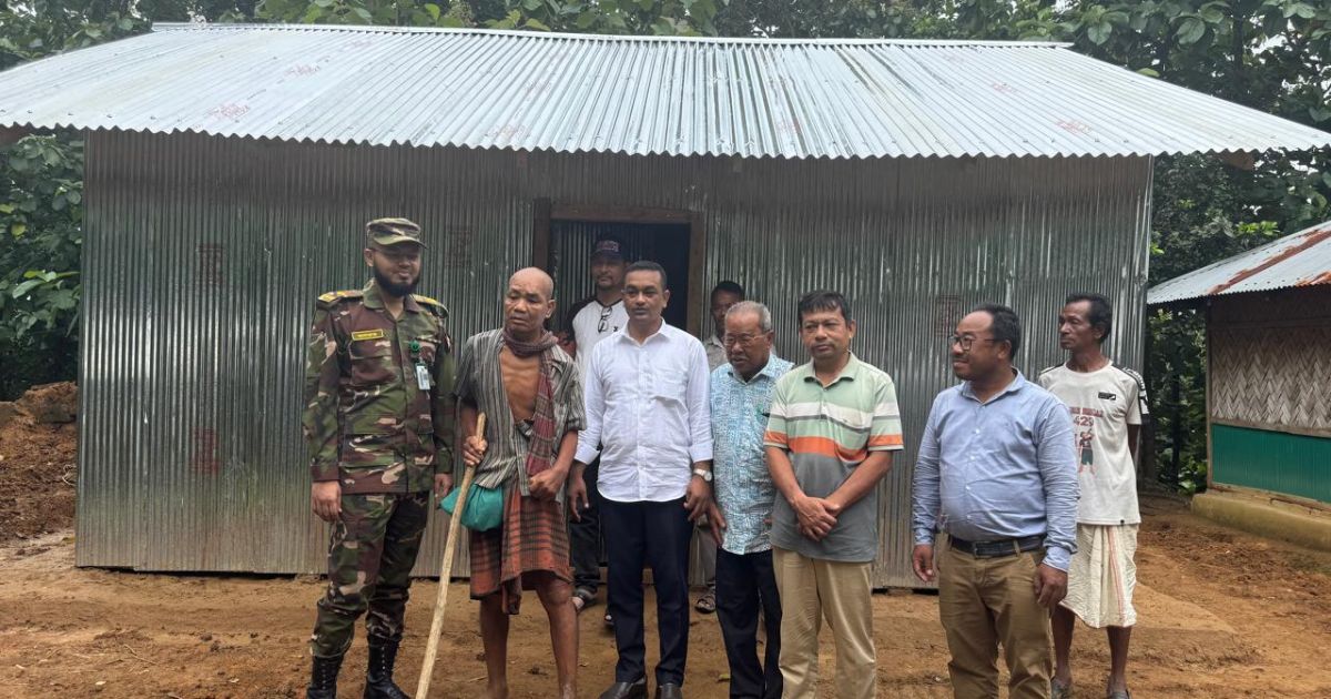 পাহাড় ধসে ঘর হারানো বৃদ্ধকে নতুন ঘর দিল সেনাবাহিনী