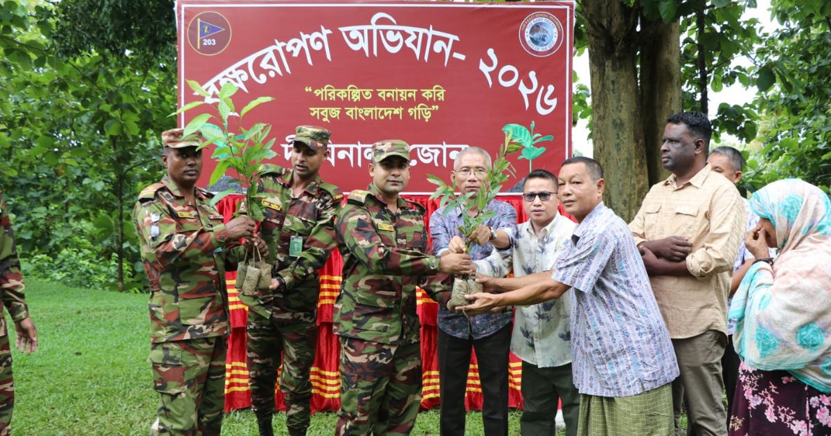 দীঘিনালায় সেনাবাহিনীর ২৬ হাজার চারা বিতরণ