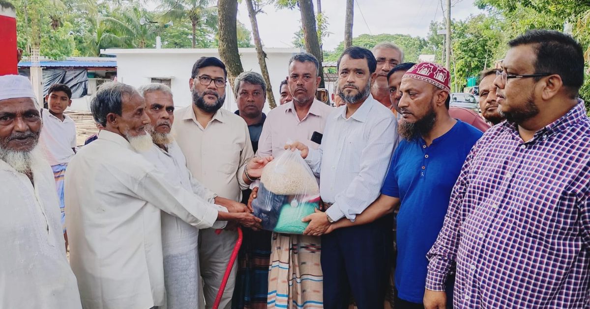 পটিয়ার কচুয়াইয়ে বন্যার্তদের মাঝে বিএনপি নেতার ত্রাণ বিতরণ