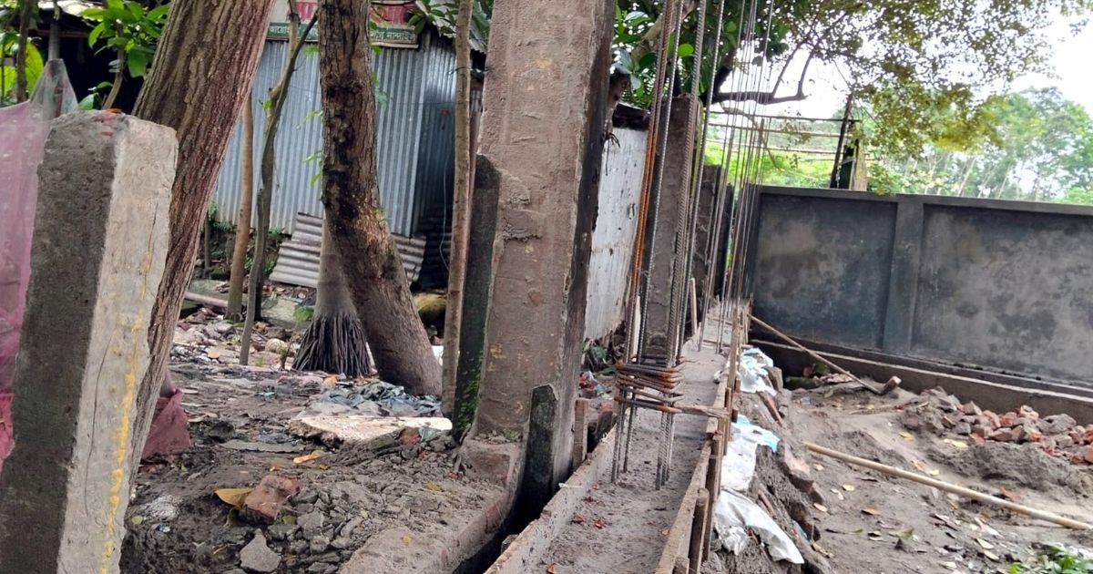 নান্দাইলে সীমানা প্রাচীর নির্মাণে সরকারি জমি হারানোর অভিযোগ