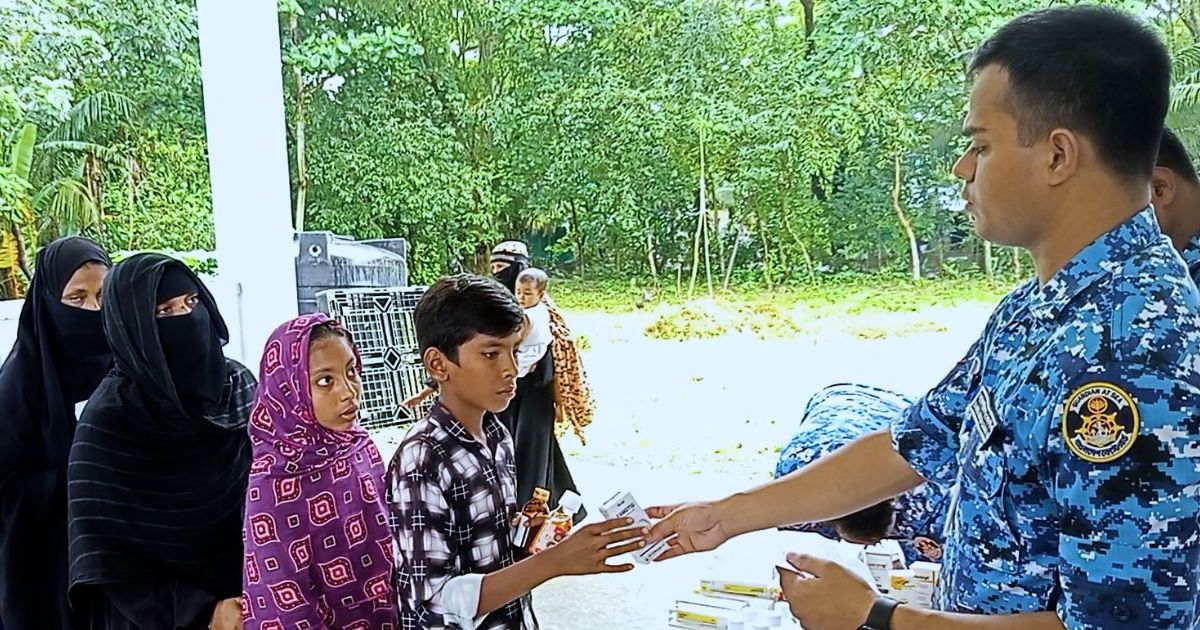 দক্ষিণ আইচায় কোস্ট গার্ডের বিনামূল্যে চিকিৎসাসেবা ও ওষুধ বিতরণ