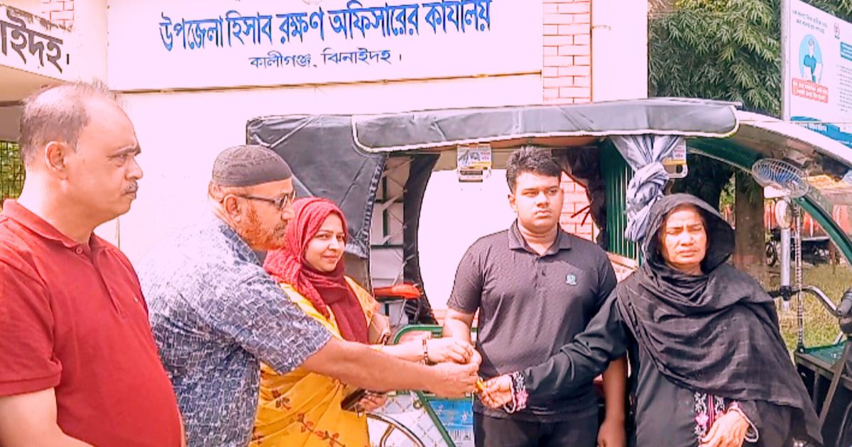 ছিনতাই হওয়া ইজিবাইকের বদলে নতুন ইজিবাইক পেল মিশকাত