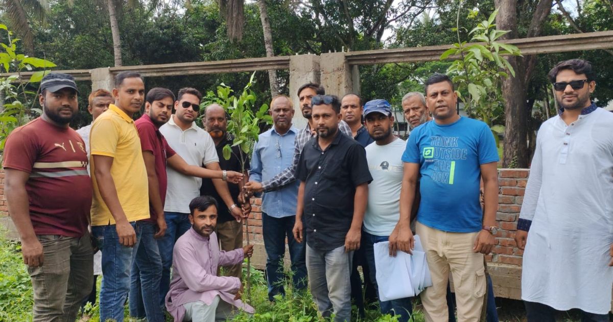 মাগুরা মডেল সরকারি উচ্চ বিদ্যালয়ে জেলা কৃষক দলের বৃক্ষরোপণ কর্মসূচি