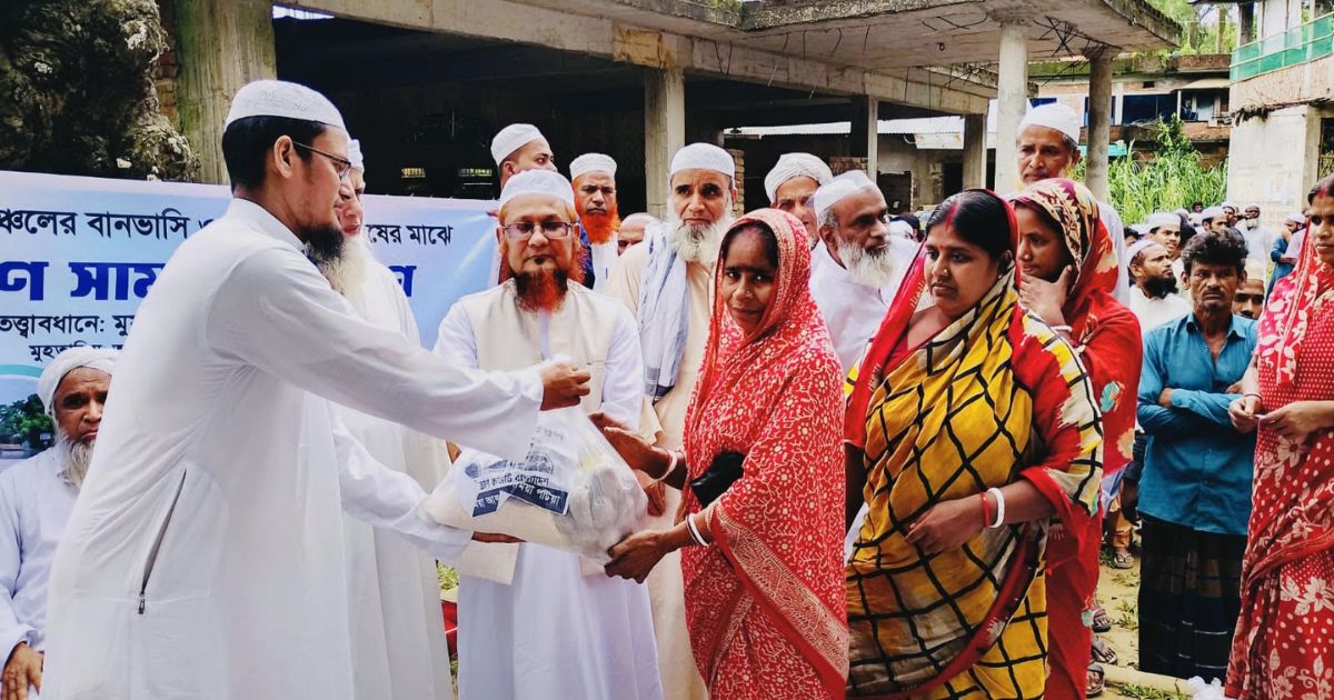পটিয়া আল জামিয়া আল ইসলামিয়া মাদ্রাসার খাদ্য সহায়তা পেল ৫০০ বন্যার্ত পরিবার