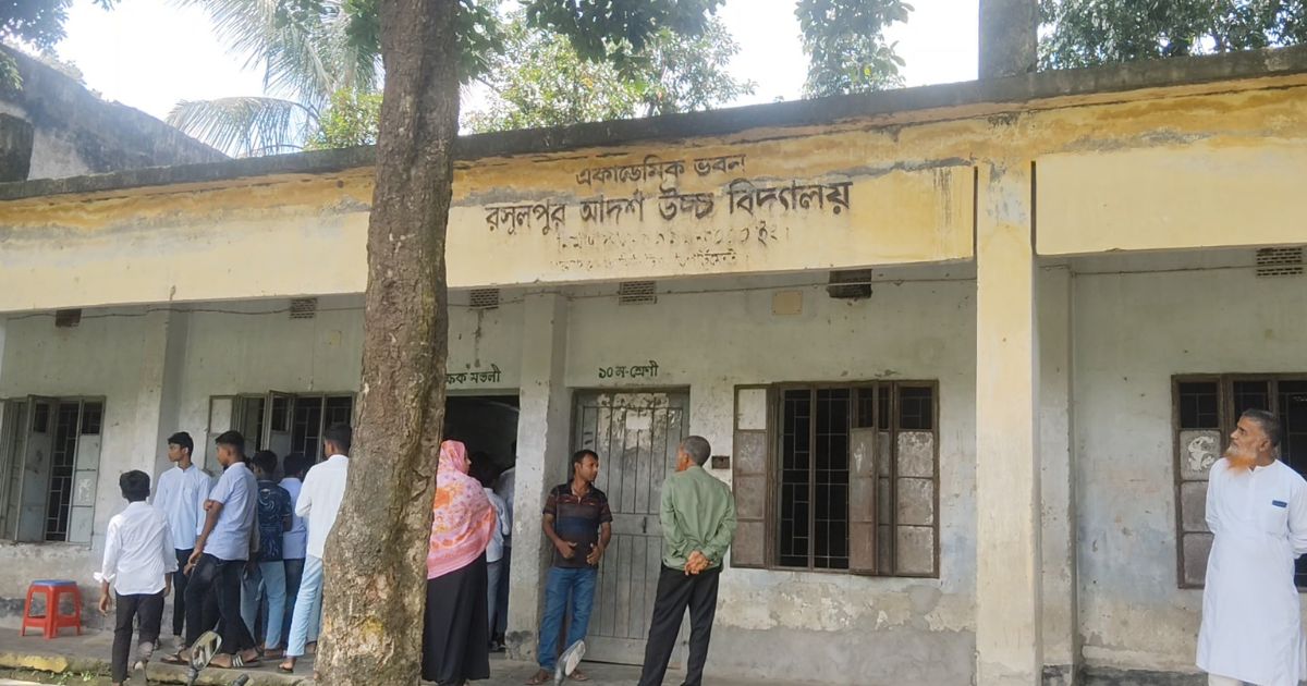 প্রশ্নপত্রে ভুলের অভিযোগে কামারখন্দে প্রধান শিক্ষকের কক্ষ ও শ্রেণিকক্ষে তালা