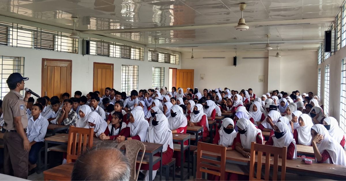 গোয়ালন্দে পানিতে ডুবে প্রাণহানি রোধে নৌ পুলিশের সচেতনতামূলক প্রচারণা