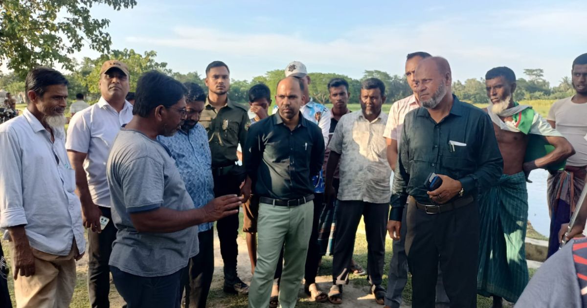 নদীভাঙন এলাকা কাদা-পানি মাড়িয়ে পরিদর্শনে মদনের ইউএনও