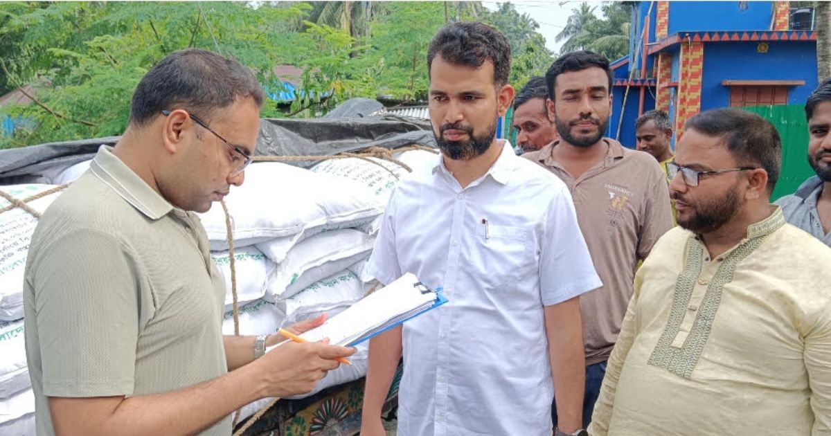 চৌগাছায় বেশি দামে বিক্রির চেষ্টায় ৪০ বস্তা সরকারি টিএসপি সার জব্দ