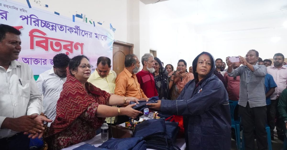 পরিচ্ছন্নতা কর্মীদেরকে বিসিসির পক্ষ থেকে রেইনকোট উপহার