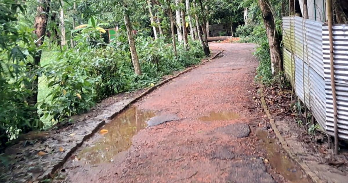 শিক্ষামন্ত্রীর বাড়ির সামনের সড়কের কাজ বন্ধ, দুর্ভোগে এলাকাবাসী