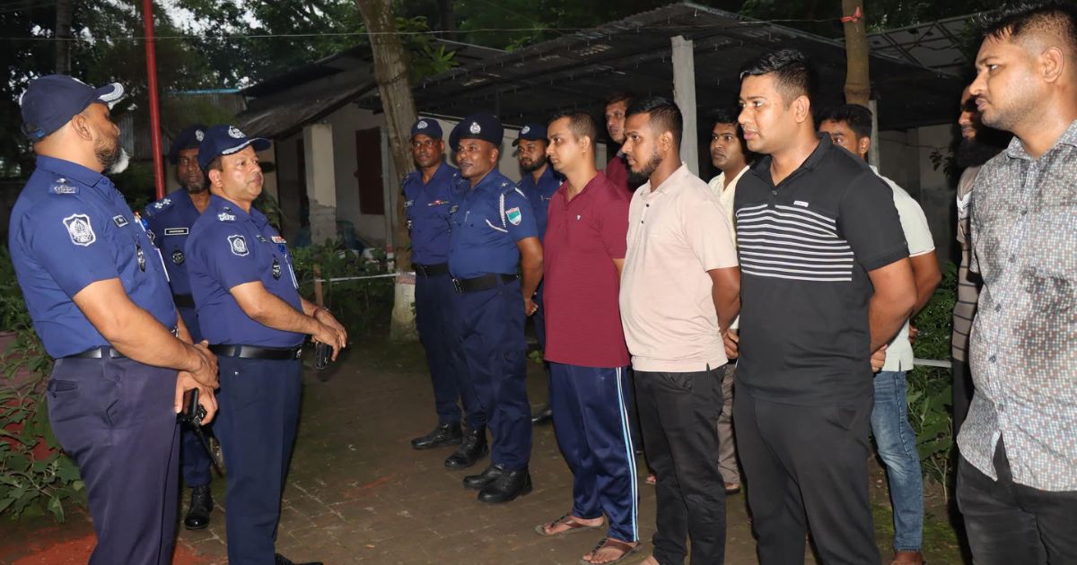 ডুমুরিয়ায় আকস্মিক ক্যাম্প পরিদর্শনে পুলিশ সুপার তাজুল ইসলাম
