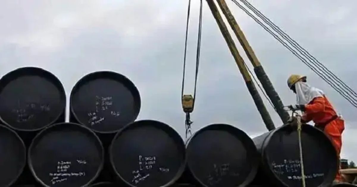অবশেষে তেলের দাম কমালো সরকার