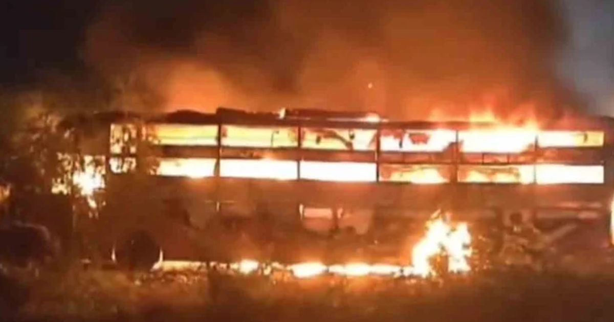 সংঘর্ষের পর স্লিপার বাসে আগুন, মুহূর্তেই প্রাণ গেল ৭ জনের