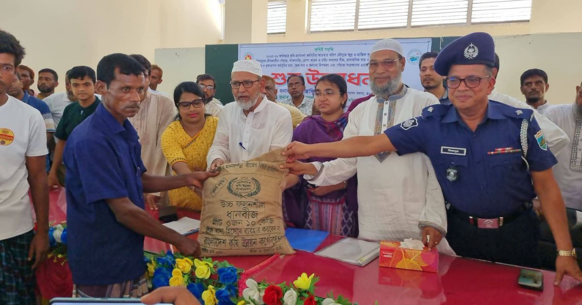 সাপাহারে কৃষি প্রণোদনার উপকরণ বিতরণ