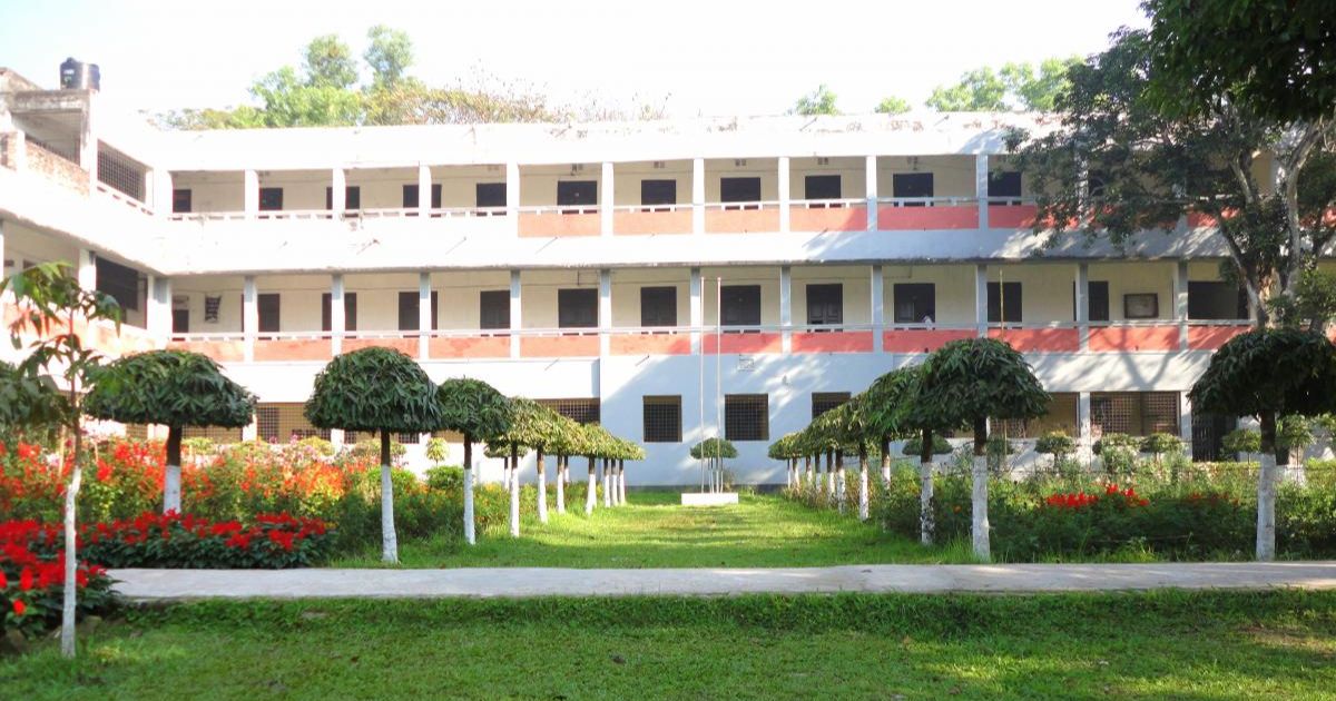 শিক্ষামন্ত্রীর নির্দেশে এক কেন্দ্রের সব শিক্ষককে অব্যাহতি