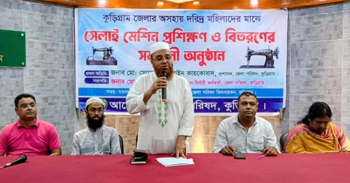 প্রশিক্ষণ শেষে অসহায় নারীদের মাঝে সেলাই মেশিন বিতরণ