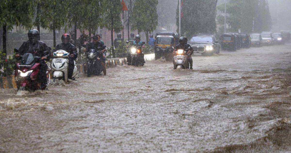 মুম্বাইয়ে রেড অ্যালার্ট জারি, সবাইকে ঘরে থাকার অনুরোধ