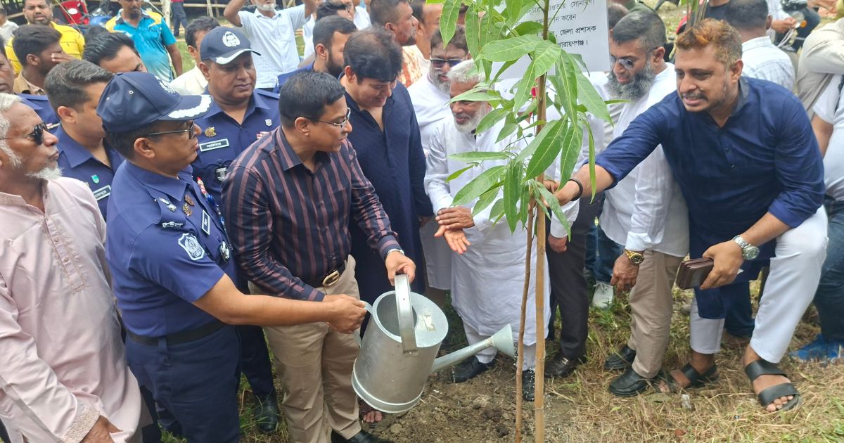 সোনারগাঁয়ে শিক্ষার্থীদের মাঝে ৫ হাজার বৃক্ষ বিতরণ
