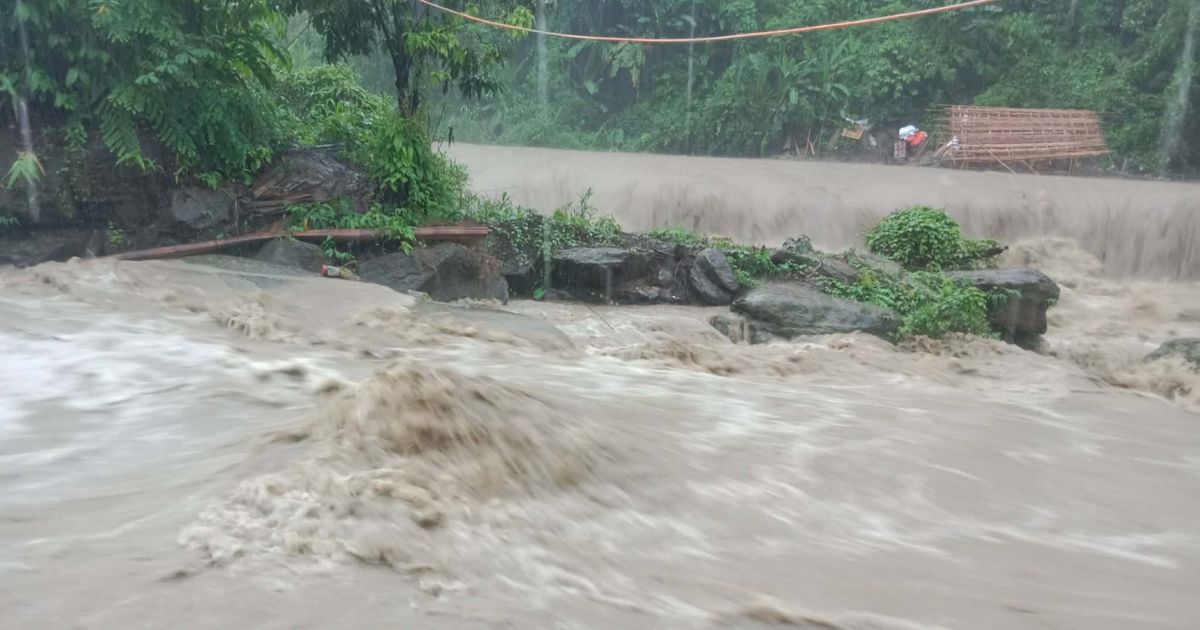 পাহাড়ি ঢল ও প্রবল স্রোতে নাফাখুমে পর্যটকদের দুর্ভোগ