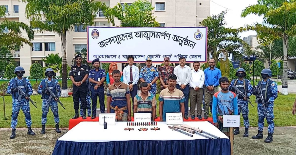 অস্ত্রসহ ‘বড় জাহাঙ্গীর’ বাহিনীর ৩ দস্যুর আত্মসমর্পণ, জিম্মি জেলে উদ্ধার