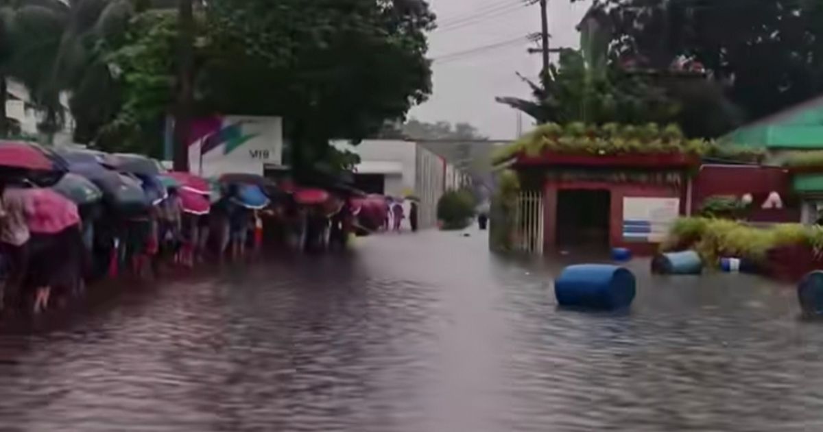 টানা বৃষ্টিতে কালিয়াকৈরে ভয়াবহ জলাবদ্ধতা, পানিবন্দি লক্ষাধিক মানুষ
