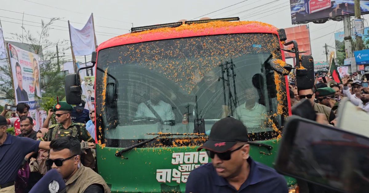 মাদারীপুরে প্রধানমন্ত্রীকে রাজকীয় অভ্যর্থনা, লাখো মানুষের ঢল