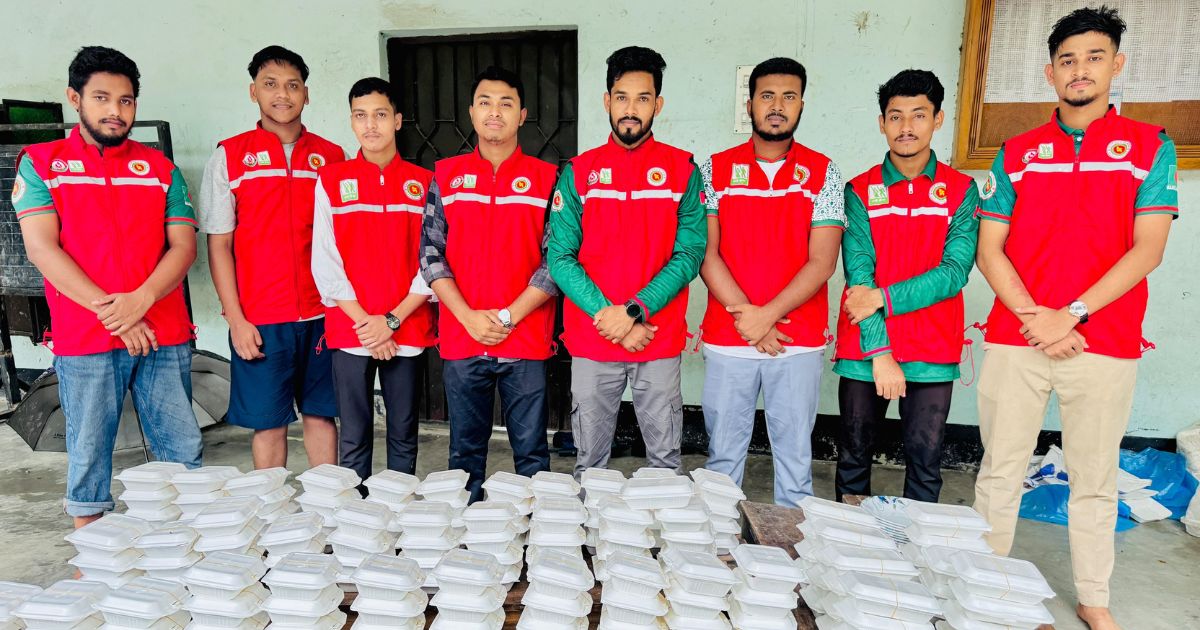 বন্যার্তদের বাড়ি বাড়ি খাবার পৌঁছে দিল ‘আদর্শ ছাত্র ও যুব সমাজ’