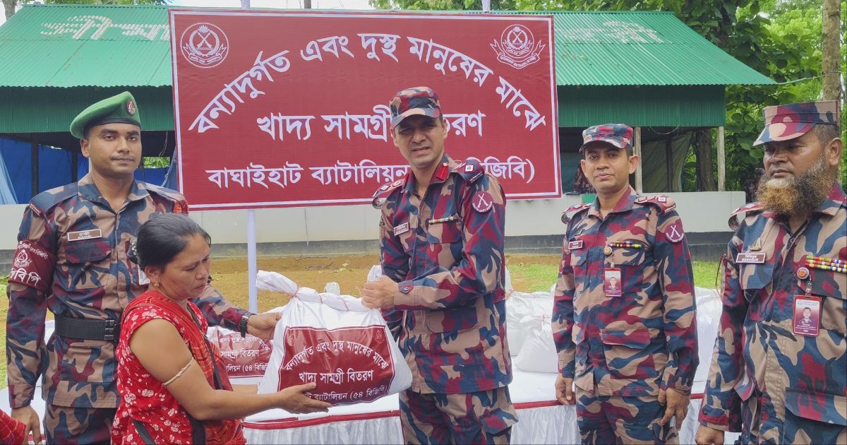 সাজেকে বন্যাদুর্গতদের মাঝে বিজিবির ত্রাণ বিতরণ