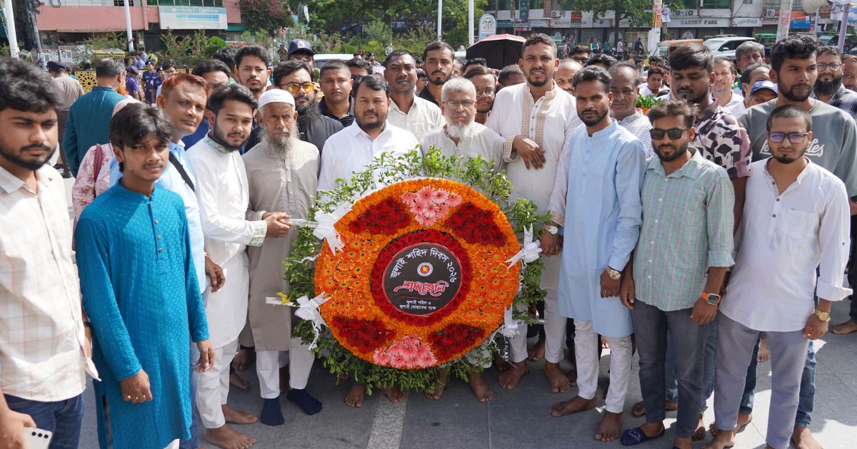 জুলাই শহিদ দিবসে স্মৃতিস্তম্ভে রাসিক প্রশাসকের শ্রদ্ধা