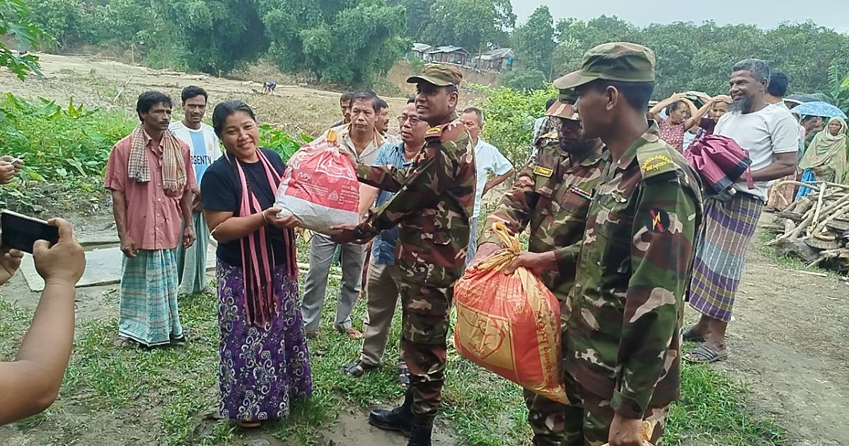 রাজস্থলীতে ভারী বর্ষণে ক্ষতিগ্রস্তদের মাঝে ত্রাণসামগ্রী বিতরণ